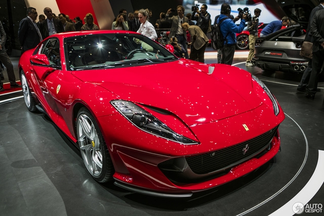 Cận cảnh siêu ngựa Ferrari 812 Superfast - Ảnh 2.