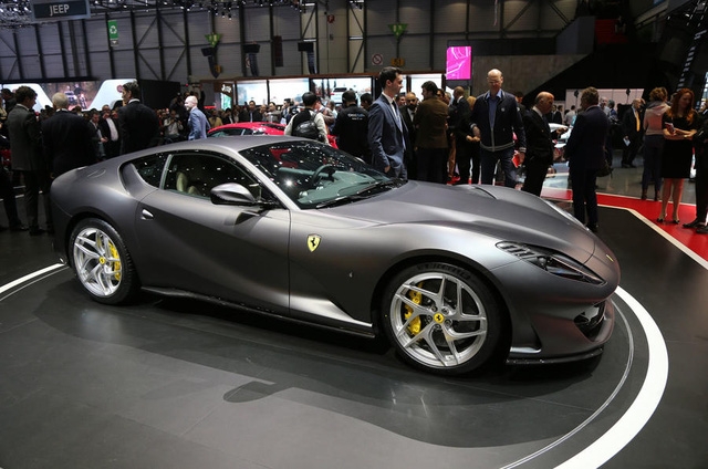 Cận cảnh siêu ngựa Ferrari 812 Superfast - Ảnh 9.
