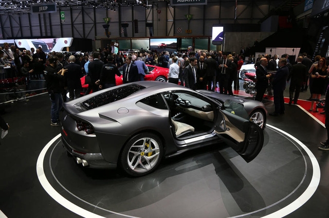 Cận cảnh siêu ngựa Ferrari 812 Superfast - Ảnh 10.
