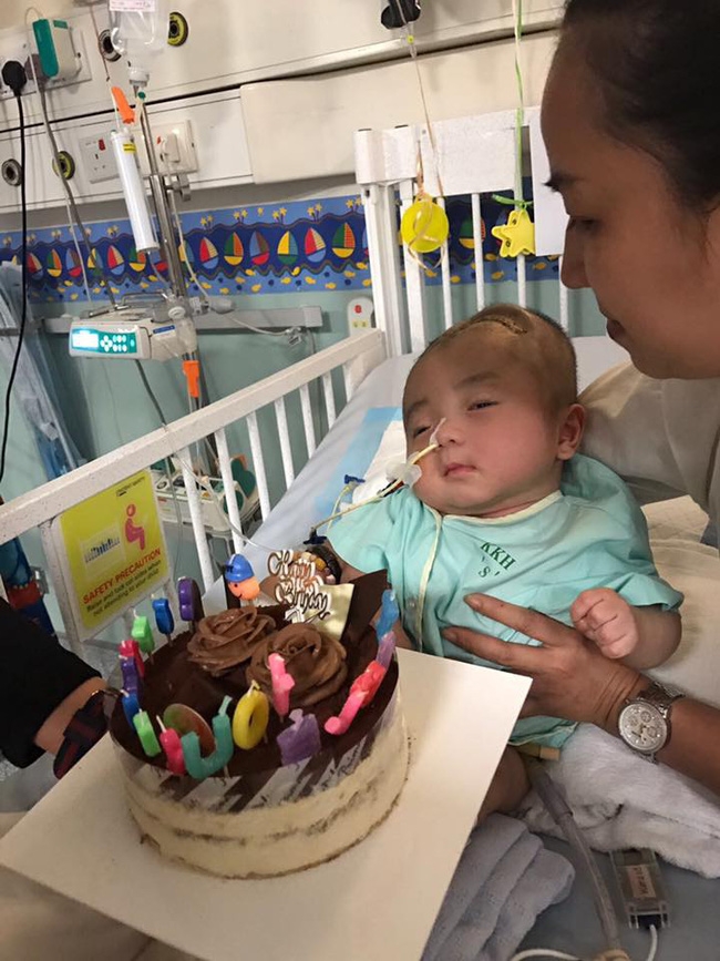 Em bé não úng thuỷ bị bỏ rơi trước cổng chùa đã ngưng thuốc, không còn khả năng phẫu thuật tại Singapore - Ảnh 3.