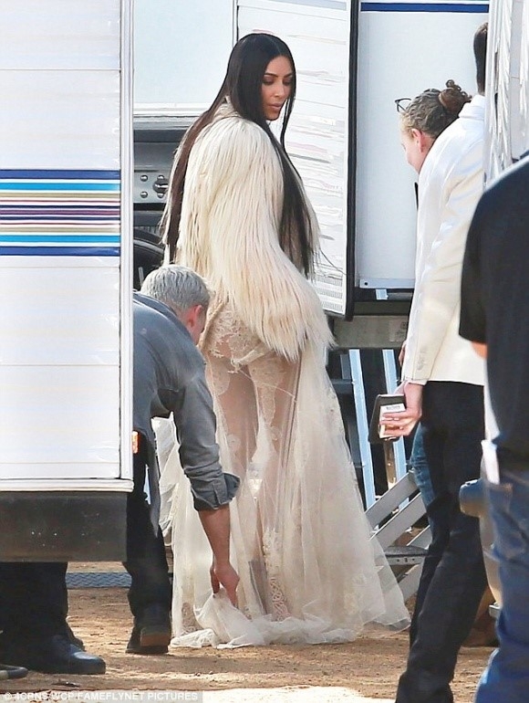 Kim Kardashian tao bao voi vay xuyen thau hinh anh 3