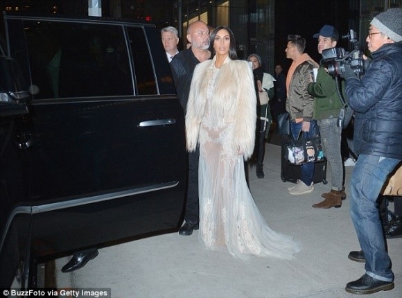 Kim Kardashian tao bao voi vay xuyen thau hinh anh 5