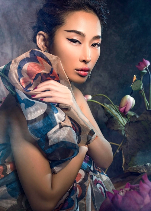 quynh-thy-khoe-vai-tran-voi-ao-yem-1