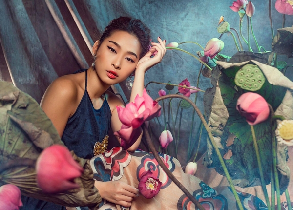 quynh-thy-khoe-vai-tran-voi-ao-yem-2