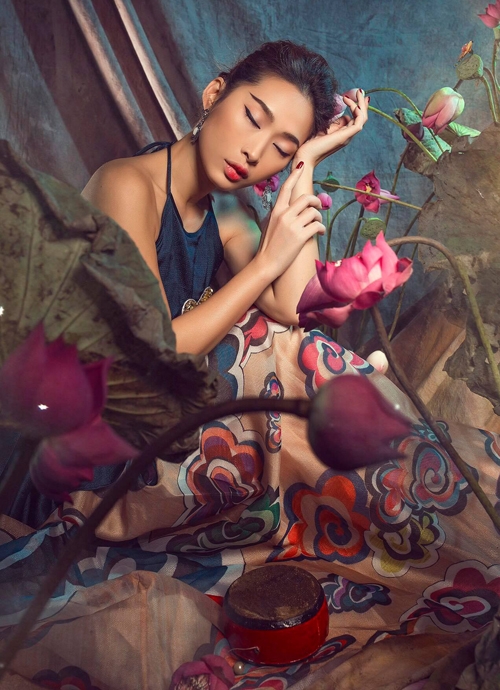 quynh-thy-khoe-vai-tran-voi-ao-yem-4