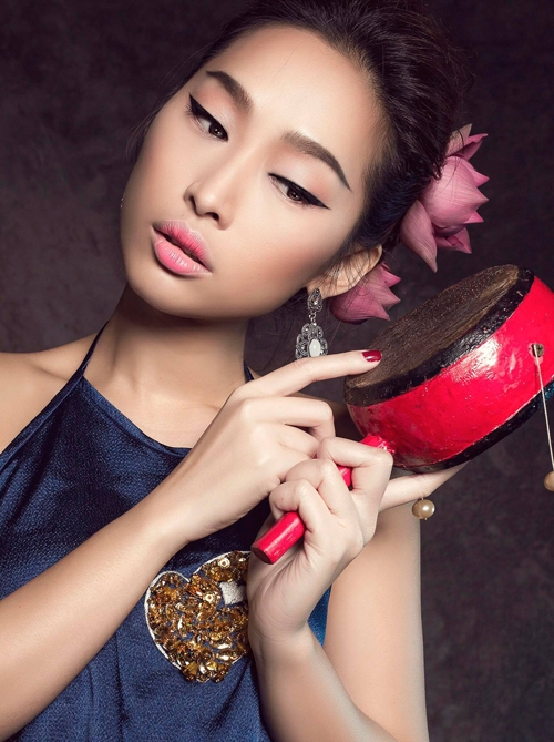 quynh-thy-khoe-vai-tran-voi-ao-yem-6