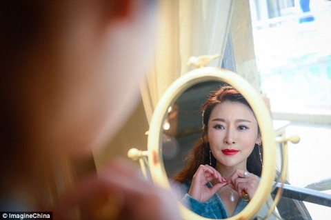 “soc” voi nhung ba me u50 trong van tre dep nhu gai 25 hinh anh 2