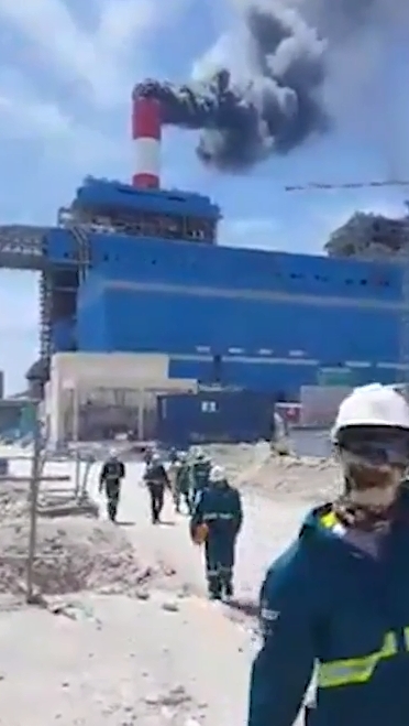 Cột khói đặc quánh đen ngòm phụt ra từ ống khói nhà máy trong sự cố xảy ra trưa ngày 7/3.