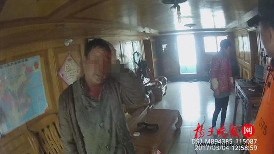 Bị làm phiền khi buôn điện thoại, vợ đánh chồng chảy máu đầu - Ảnh 1.