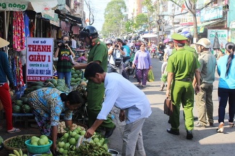Cần Thơ 'giành lại vỉa hè', gắn camera phạt nguội xe đậu lấn chiếm - ảnh 2