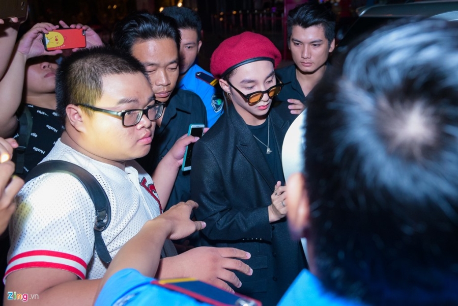 Fan nu phat cuong khi xem Son Tung M-TP bieu dien hinh anh 2