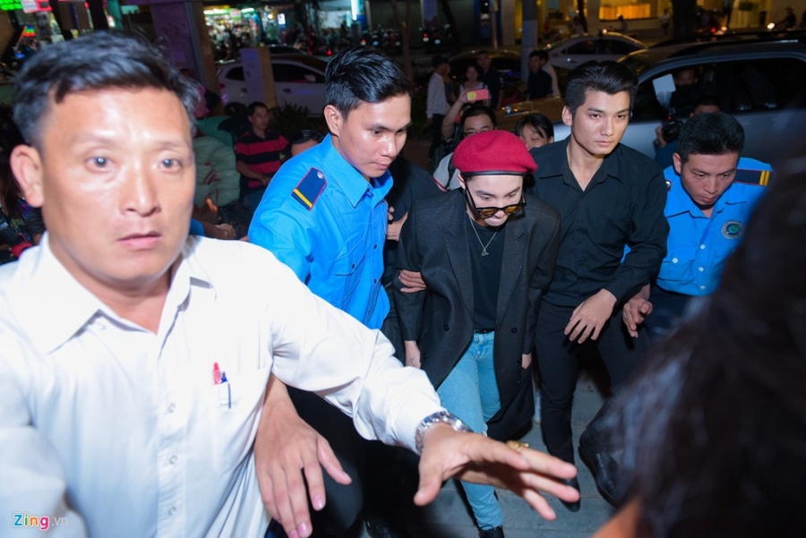 Fan nu phat cuong khi xem Son Tung M-TP bieu dien hinh anh 3