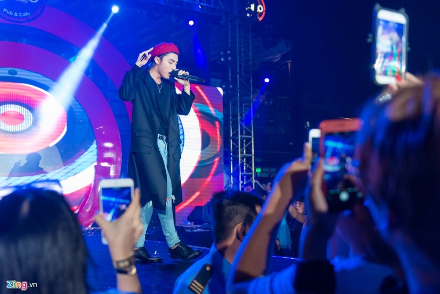 Fan nu phat cuong khi xem Son Tung M-TP bieu dien hinh anh 9