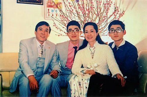 Yêu nhau 10 năm và 30 chung sống, hai người giờ đã có 2 cậu con trai khôn lớn, trưởng thành