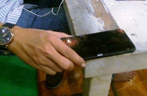 Nghi an nguoi dan ong ngoai quoc trom iPhone 7 o Sai Gon hinh anh