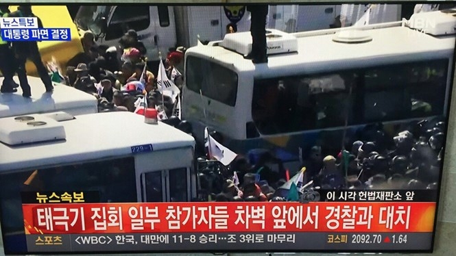 Tình trạng hỗn loạn tại Seoul ngày 10.3 sau phán quyết của tòa án Hiến pháp phế truất bà Park Geun-hye /// Bloomberg