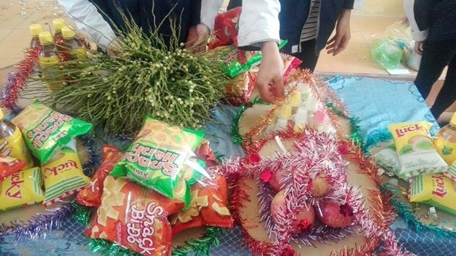 Thay giao chu nhiem dat hoc tro di to tinh trong ngay 8/3 hinh anh 2