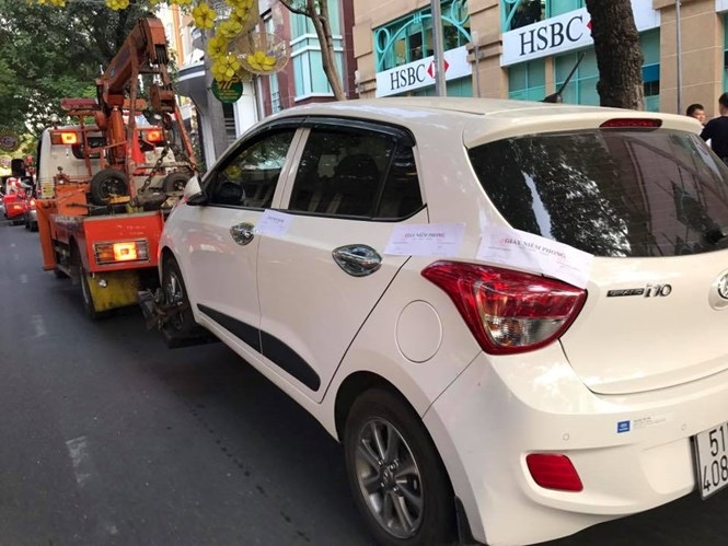 Một ô tô đậu vỉa hè ở Q.1 bị xử phạt trong chiến dịch lập lại trật tự vỉa hè ở TP.HCM /// Ảnh: Độc Lập