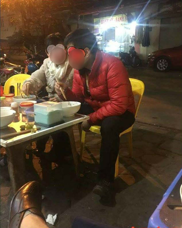 Cô gái chê ỏng chê eo khi đi ăn tối khiến anh người yêu ê mặt, chủ quán cũng nhịn không nổi... - Ảnh 1.