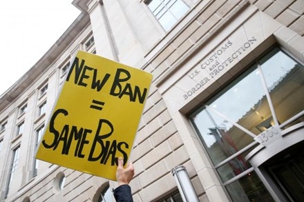 Người dân biểu tình phản đối sắc lệnh mới của Tổng thống Donald Trump. Ảnh: Reuters