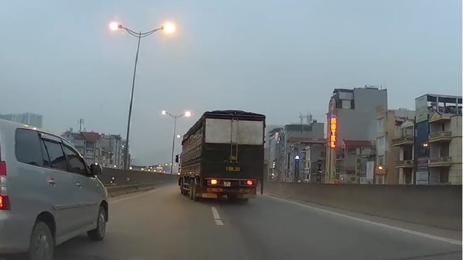 Ford Ranger va oto tai danh vong, chen ep nhau o duong tren cao hinh anh 1