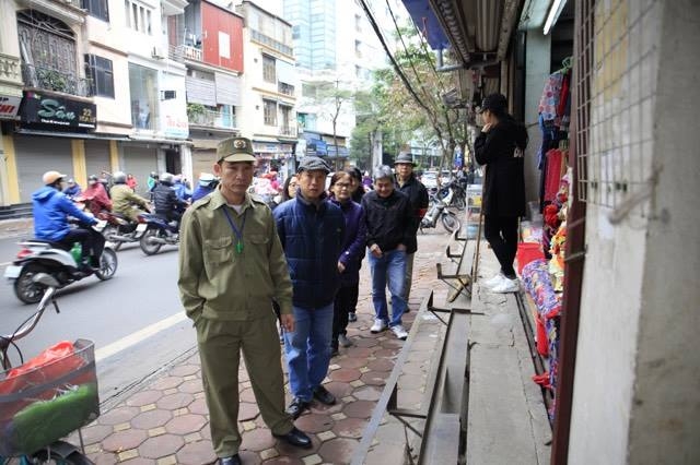 Vỉa hè, Phố cổ Hà Nội, Chủ tịch Nguyễn Đức Chung, Chỗ gửi xe, bảo kê, cán bộ phường