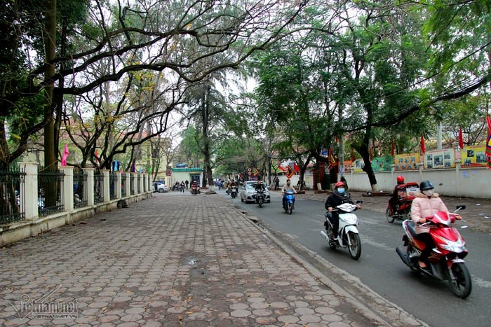 Vỉa hè, Phố cổ Hà Nội, Chủ tịch Nguyễn Đức Chung, Chỗ gửi xe, bảo kê, cán bộ phường