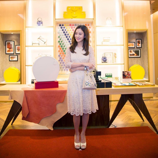 kim-tae-hee-co-chong-cang-man-ma-duyen-dang-1