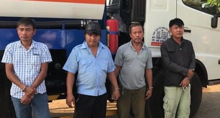 Các đối tượng trong đường dây rút ruột hàng nghìn lít xăng dầu bị cơ quan điều tra bắt quả tang.
