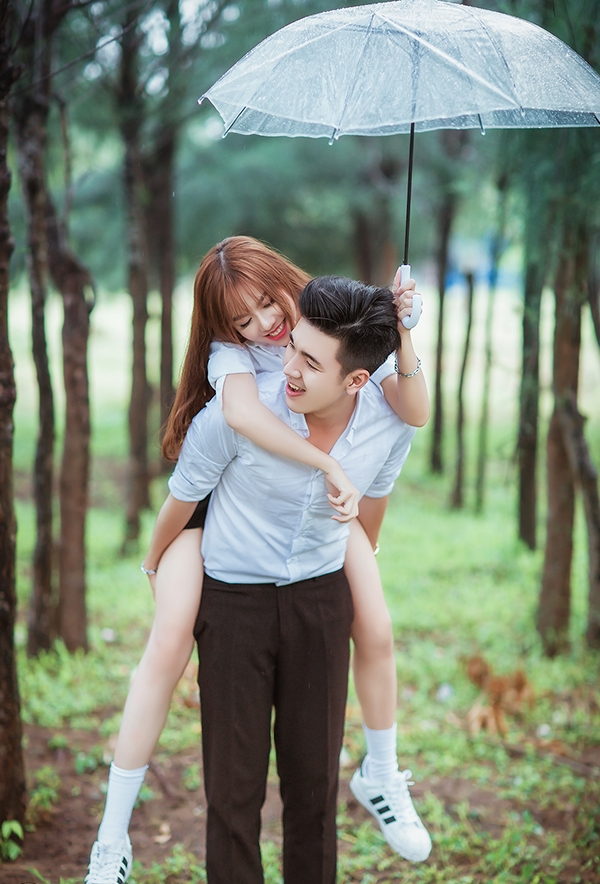 Đặc biệt, cặp đôi này không thường xuyên chia sẻ hình ảnh yêu nhau lên Facebook. “Ngày xưa hồi mới yêu thì có up nhưng bây giờ chỉ chụp ảnh cùng nhau rồi lưu trong máy”.