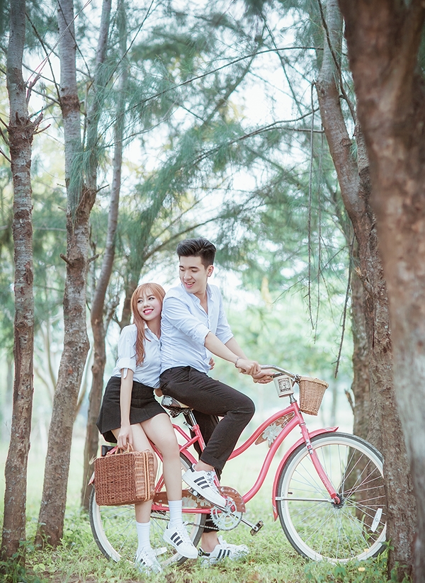 Hai bạn cho rằng chuyện chia sẻ hình ảnh cùng người yêu lên mạng xã hội là vì “Có người thích đăng lên để khoe voi mọi người hoặc để cho mọi người thấy là đang hạnh phúc. Cũng có người không thích đăng vì sợ người khác sẽ cướp mất (cười), nên cái này tùy quan điểm mỗi người”.