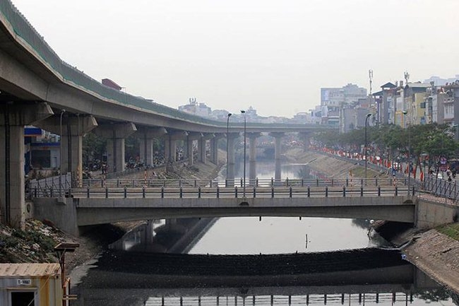 ngam tuyen duong sat tren cao phuc vu 3 van khach moi gio o ha noi hinh anh 9
