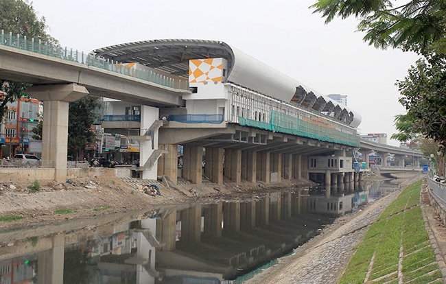 ngam tuyen duong sat tren cao phuc vu 3 van khach moi gio o ha noi hinh anh 14