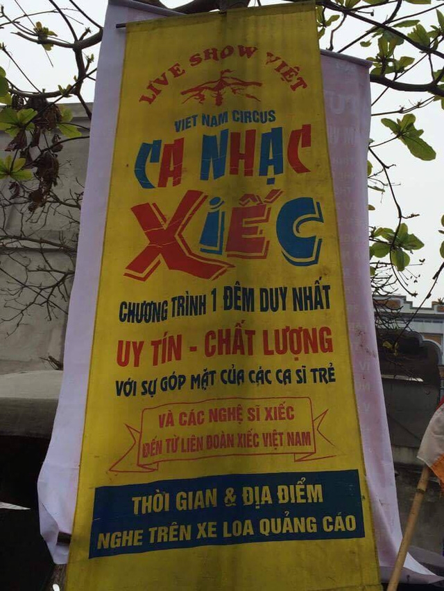 Băng rôn quảng cáo của đoàn xiếc có diễn viên bị cá sấu cắn vào mặt giới thiệu là Viet Nam Circus (Liên đoàn Xiếc Việt Nam). Ảnh: Đức Văn.