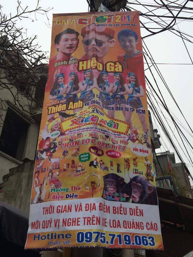 Băng rôn giới thiệu cụ thể hơn về các tiết mục biểu diễn tại hội chợ. Ảnh: Đức Văn.