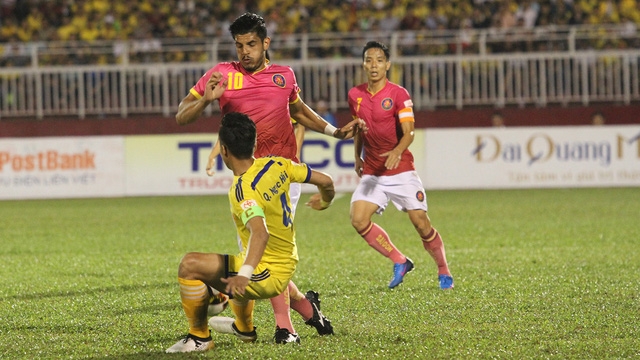 Trận đấu giữa Sài Gòn FC và SL Nghệ An diễn ra rất sôi nổi (ảnh: Trọng Vũ)