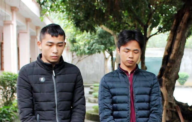Thái Viết Nhương (bìa trái) và Nguyễn Văn Khá tại Công an huyện Nghi Lộc.