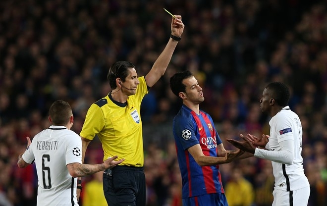 Trong tai bi nghi 'giup Barca' thoa ma sao PSG hinh anh 1