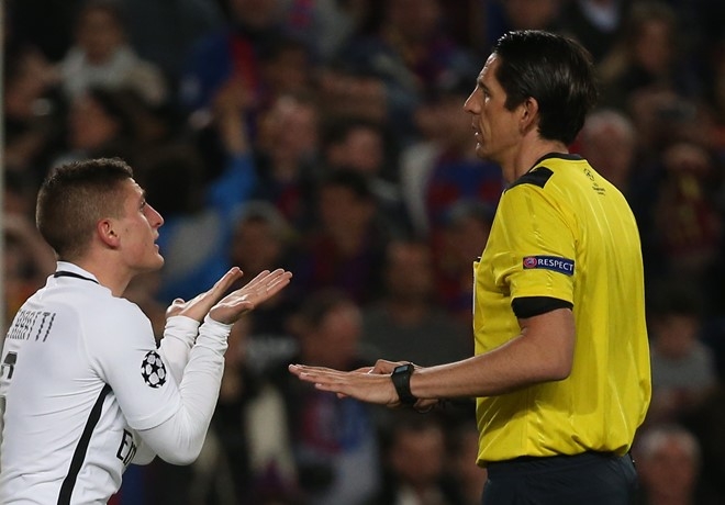 Trong tai bi nghi 'giup Barca' thoa ma sao PSG hinh anh 2