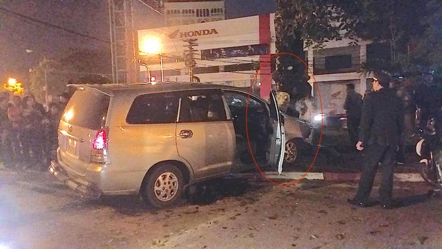 Chiếc xe đâm thẳng gốc cây xà cừ.