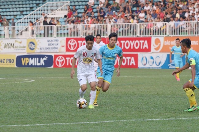 HLV Hữu Thắng, Công Phượng, tuyển Việt Nam, VLeague 2017