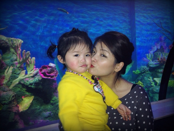 Biểu cảm siêu yêu của Miu trong một chuyến đi chơi cùng mẹ.