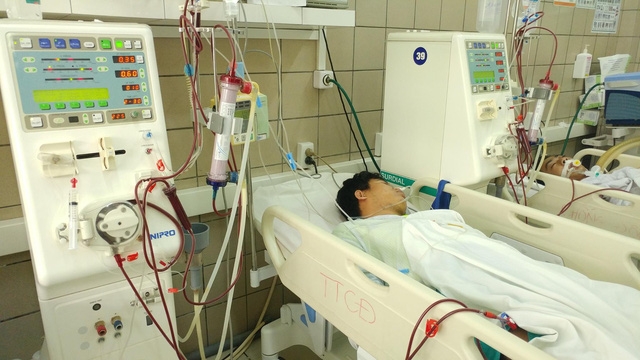  Hiện còn 7 sinh viên ngộ độc rượu methanol đang được điều trị tại Trung tâm Chống độc. Ảnh: T.Đoàn 