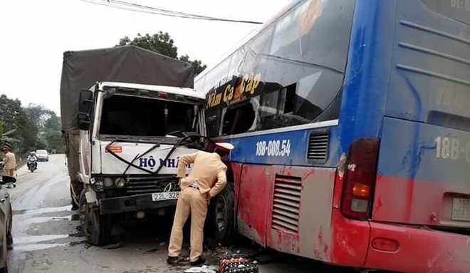 Hon 20 khach thoat chet khi xe giuong nam lat xuong cong hinh anh 2