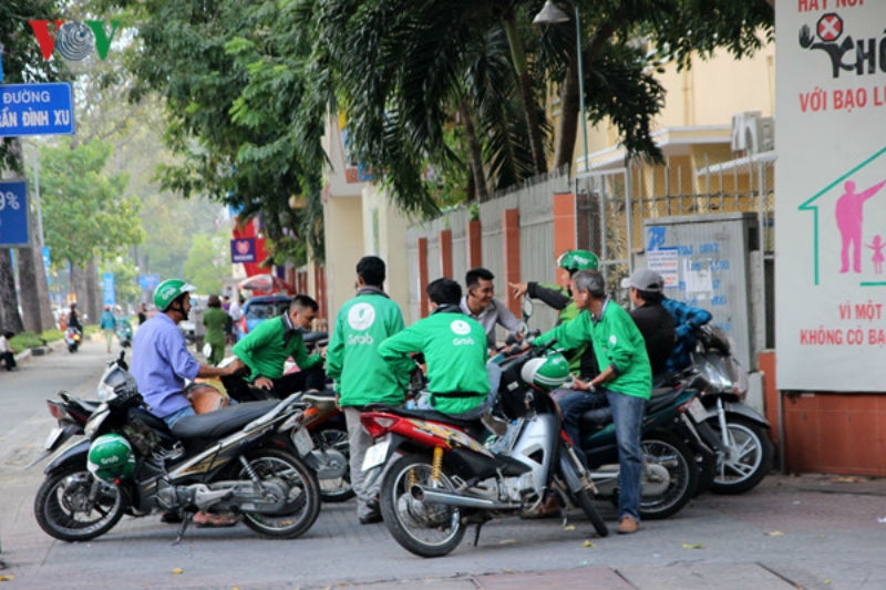 tài xế grabbike bị đâm gục ở Sài Gòn, nhóm xe ôm truyền thống tấn công tài xế Grabbike, bắt nhóm xe ôm dùng hung khí tấn công tài xế Grabbike