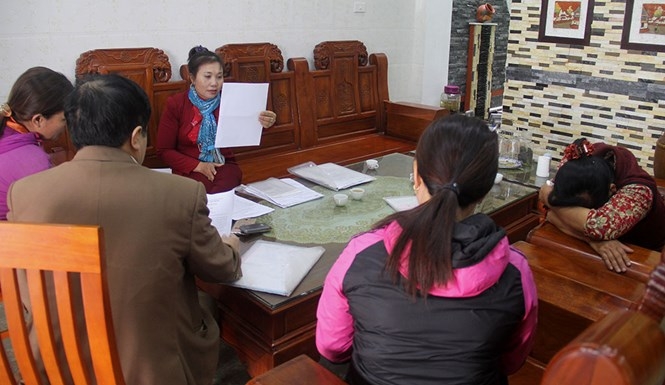 Nhiều người dân H.Diễn Châu (Nghệ An) đã gửi đơn tố cáo Công ty DDB đến công an /// Ảnh: Phan Ngọc