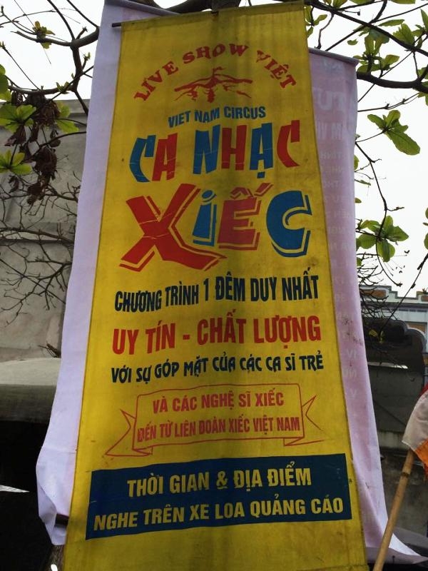  Băng rôn quảng cáo của đoàn làm xiếc Hoa Phượng 