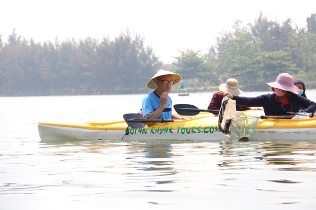 Độc đáo tour du lịch trả 10 USD để được vớt rác ở Hội An - Ảnh 3.