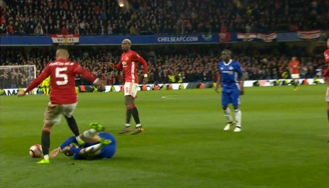 Marcos Rojo đối diện với án phạt vì giẫm lên người Hazard