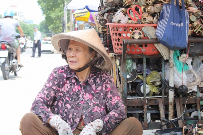 Ông cụ gánh nước thuê hơn 40 năm - những kỷ lục đắng cay - Ảnh 2.